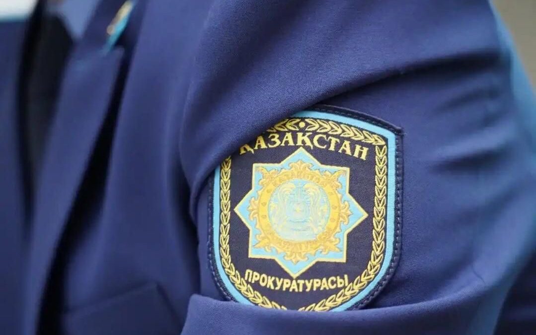 В Астане наказали повредивших дверь и стекло остановок