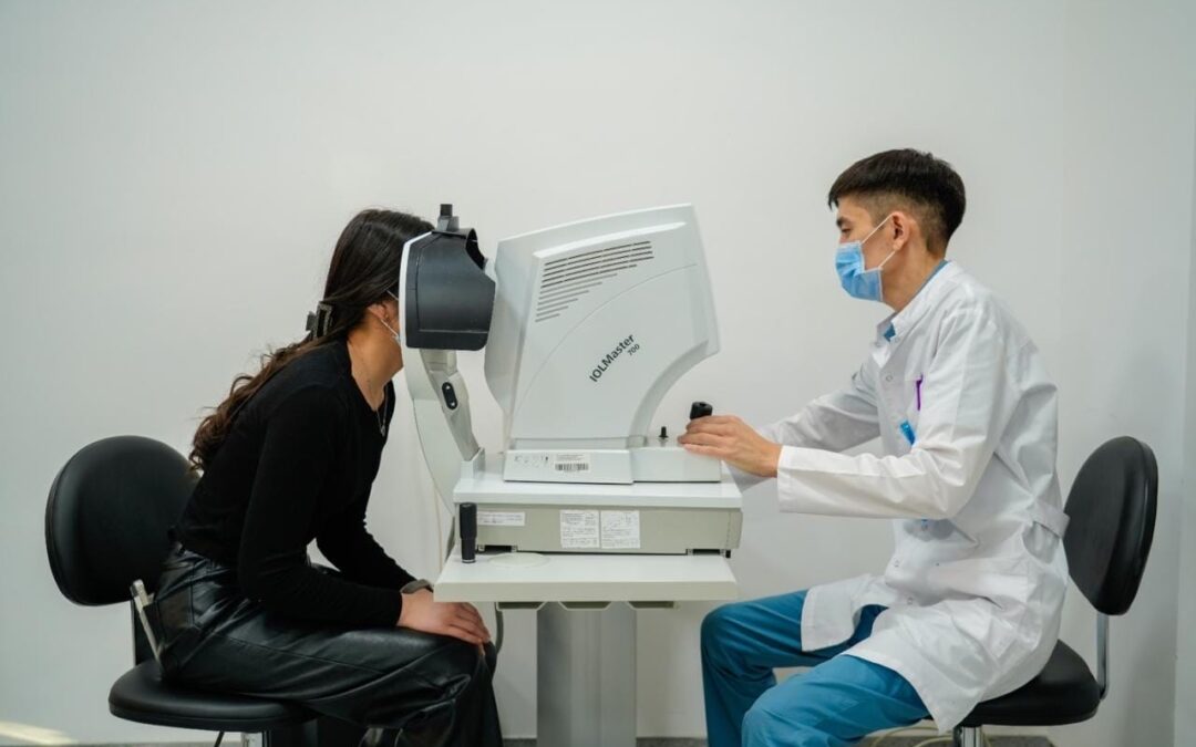 Столичные хирурги восстановили зрение пациенту с инвалидностью